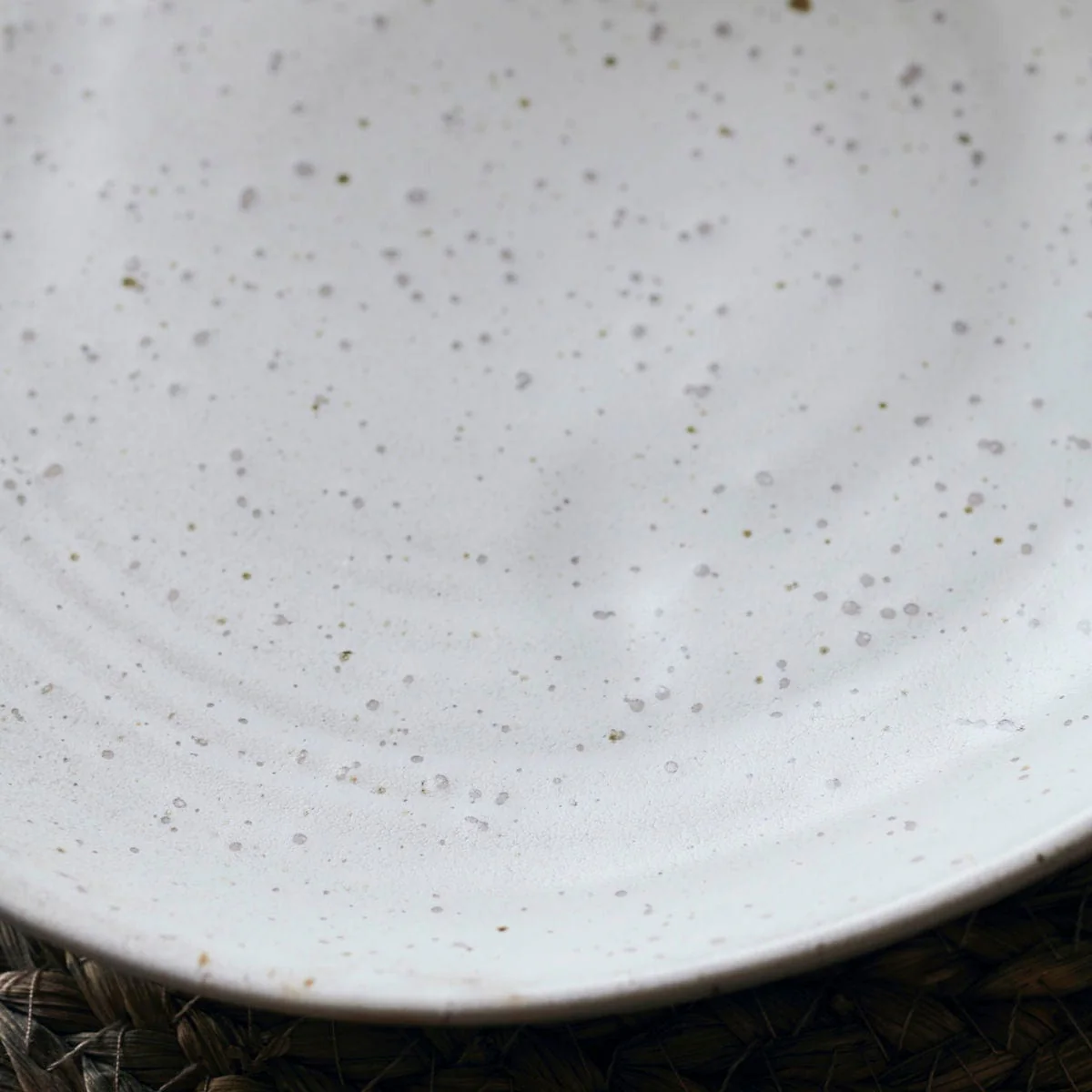 Pion Stoneware Cake Plate | White/Grey 16.5x2.5cm - Image 4